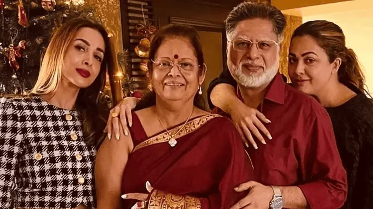 পরিবারের চারজন সদস্য একসঙ্গে হাসিমুখে ছবি তুলেছেন।. Channel i News - চ্যানেল আই নিউজ