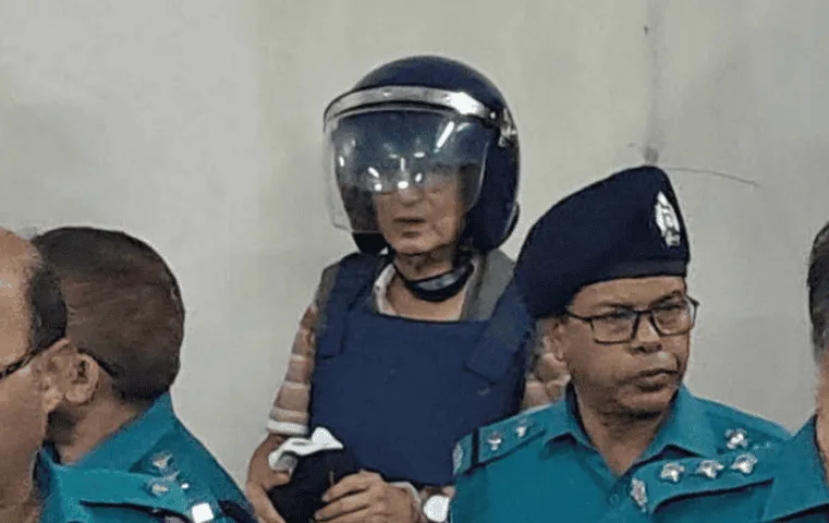 বিচারক ও আইনশৃঙ্খলা রক্ষাকারী বাহিনী সদস্যরা আদালত কক্ষে উপস্থিত. Channel i News - চ্যানেল আই নিউজ