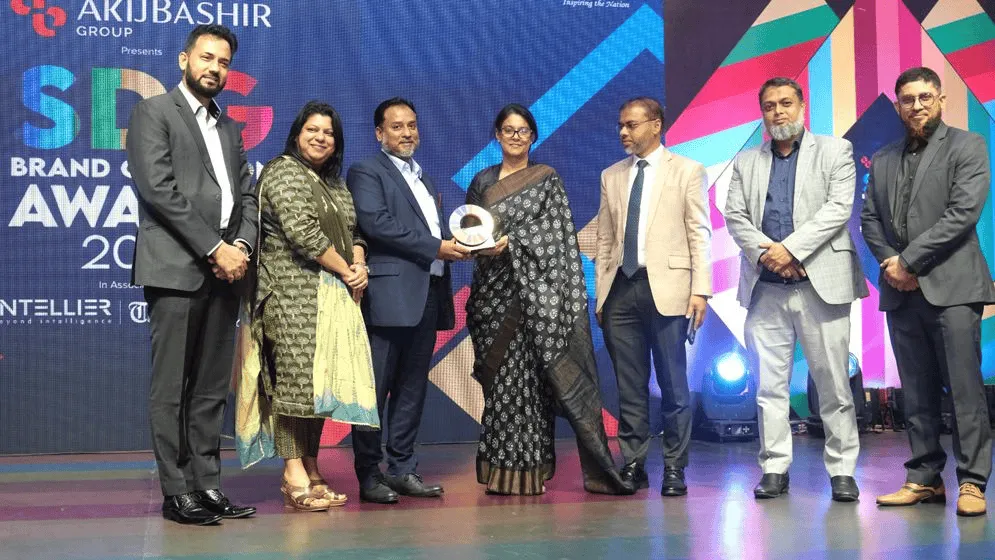 জিপিএইচ ইস্পাতের প্রতিনিধিরা এসডিজি ব্র্যান্ড চ্যাম্পিয়ন অ্যাওয়ার্ড গ্রহণ করছেন. Channel i News - চ্যানেল আই নিউজ