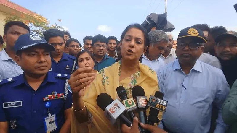পানিসম্পদ উপদেষ্টা বন্যা প্রতিরোধে বাঁধ নির্মাণের পরিকল্পনা ব্যাখ্যা করছেন. Channel i News - চ্যানেল আই নিউজ