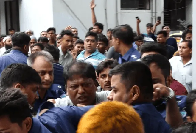 কক্সবাজারে ইউপি চেয়ারম্যানকে ছিনিয়ে নেয়ার জন্য জনতার ভিড়. Channel i News - চ্যানেল আই নিউজ