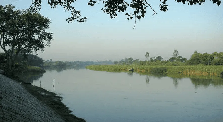 নদীর শান্ত জলধারা ও চারপাশের প্রাকৃতিক দৃশ্য. Channel i News - চ্যানেল আই নিউজ