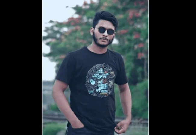 স্মার্ট যুবক কালো টি-শার্ট ও সানগ্লাস পরে ছবি তুলছেন. Channel i News - চ্যানেল আই নিউজ