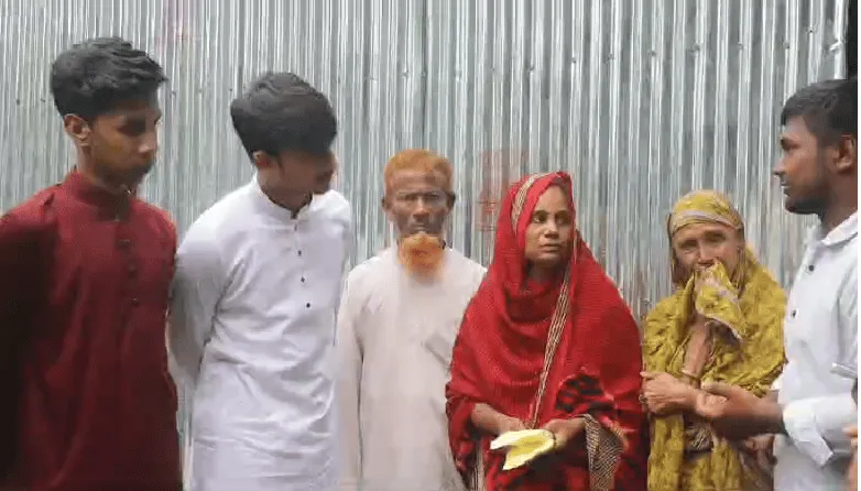 নিহত পরিবারের সদস্যদের সাথে সহায়তা প্রদানকারীরা. Channel i News - চ্যানেল আই নিউজ
