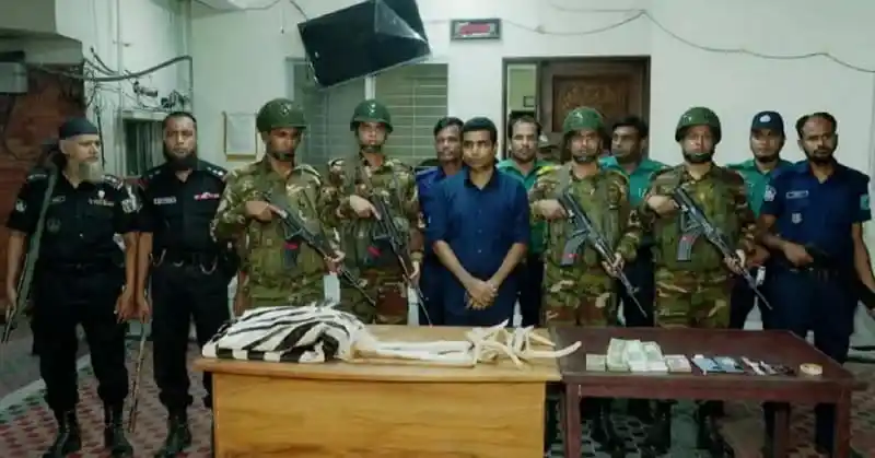 স্বরাষ্ট্রমন্ত্রীর বাসায় হরিণের শিং ও চামড়া উদ্ধার, পুলিশি অভিযান. Channel i News - চ্যানেল আই নিউজ