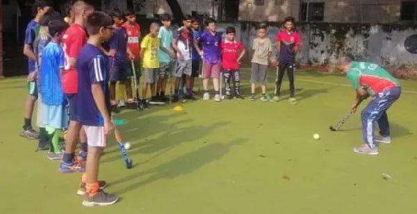 বাচ্চাদের হকি প্রশিক্ষণ, খেলাধুলার উৎসাহ প্রদান. Channel i News - চ্যানেল আই নিউজ