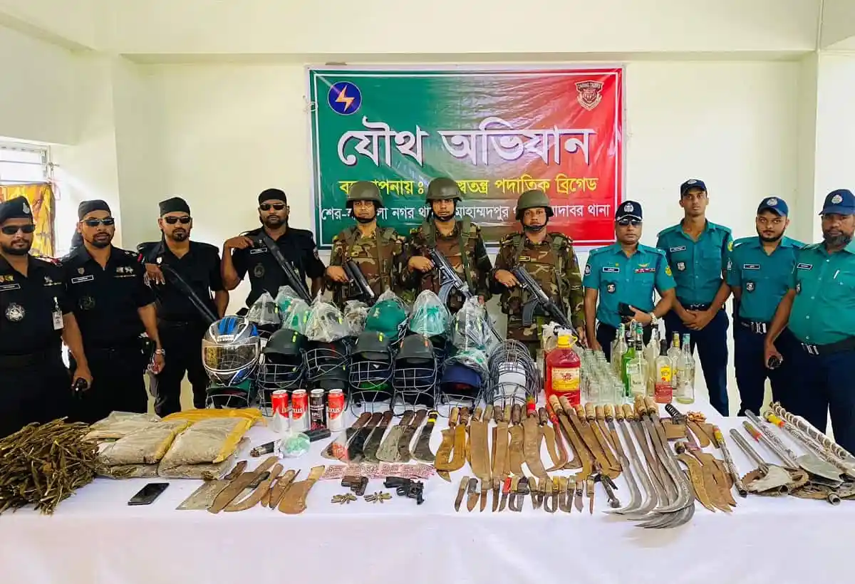জেনেভা ক্যাম্পে মাদক ও অস্ত্রসহ গ্রেপ্তার ৩৫ জনের ছবি. Channel i News - চ্যানেল আই নিউজ