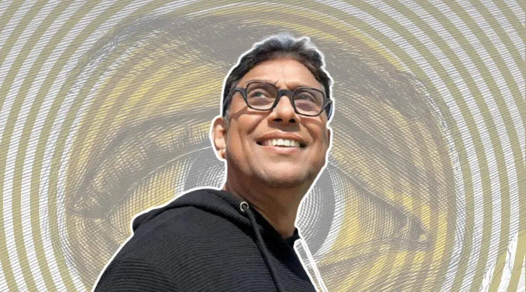 আনন্দিত ব্যক্তির হাসিমুখের ছবি, পটভূমিতে গোলাকার ডিজাইন. Channel i News - চ্যানেল আই নিউজ