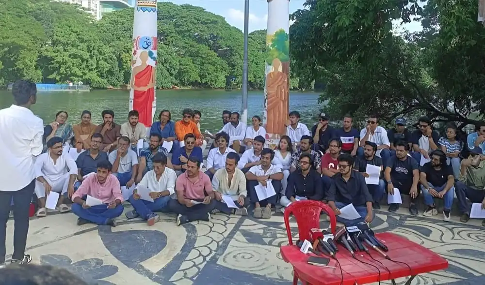 বহু মানুষ সমাবেশে অংশগ্রহণ করছে, বক্তা বক্তব্য দিচ্ছেন. Channel i News - চ্যানেল আই নিউজ