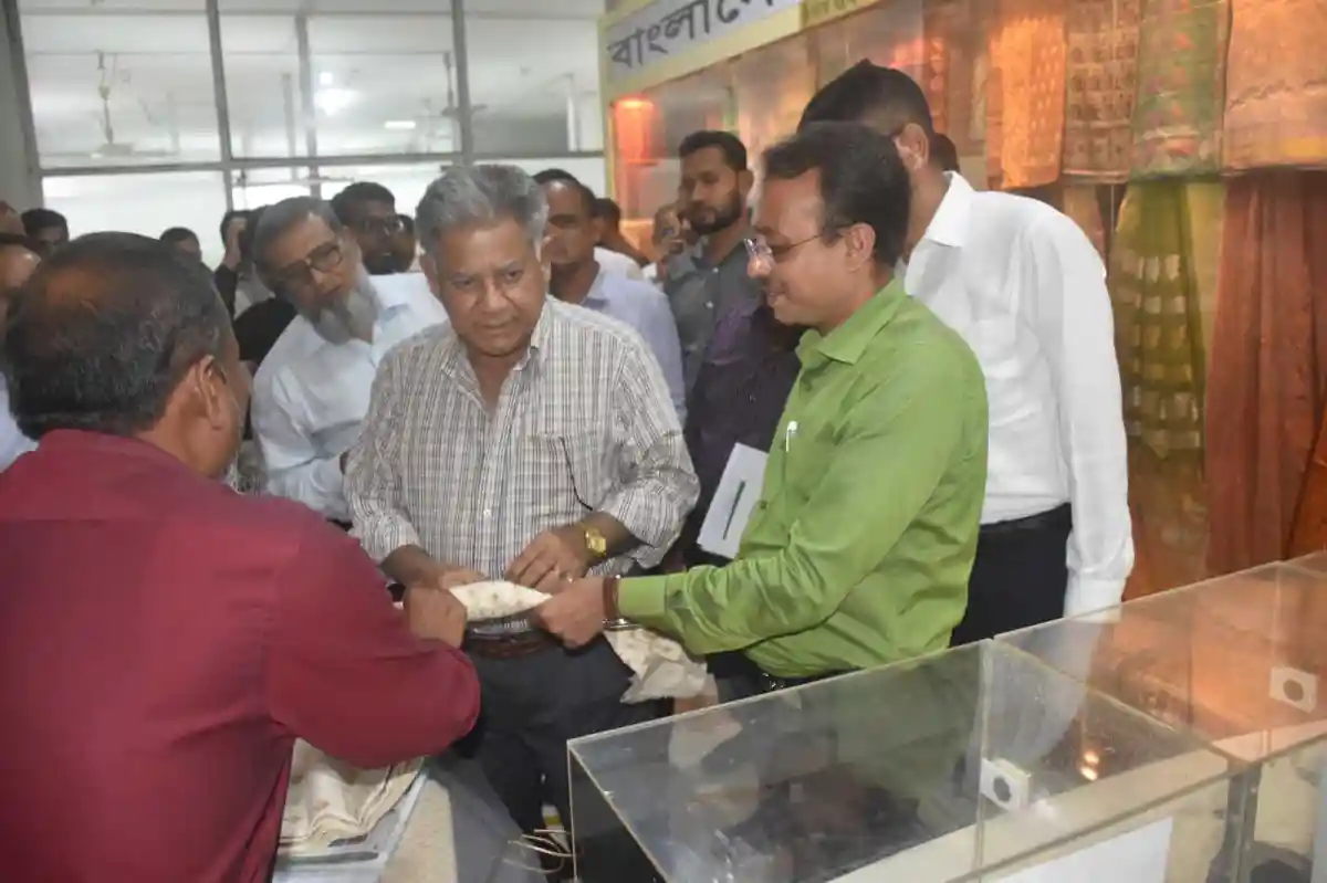 বস্ত্র ও পাট উপদেষ্টা বস্ত্র অধিদপ্তর পরিদর্শন করছেন. Channel i News - চ্যানেল আই নিউজ