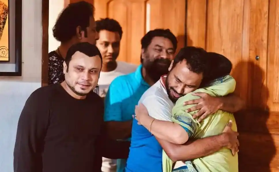 একটি ব্যক্তিকে অন্যজনের সাথে আবেগপূর্ণভাবে আলিঙ্গন করছে. Channel i News - চ্যানেল আই নিউজ