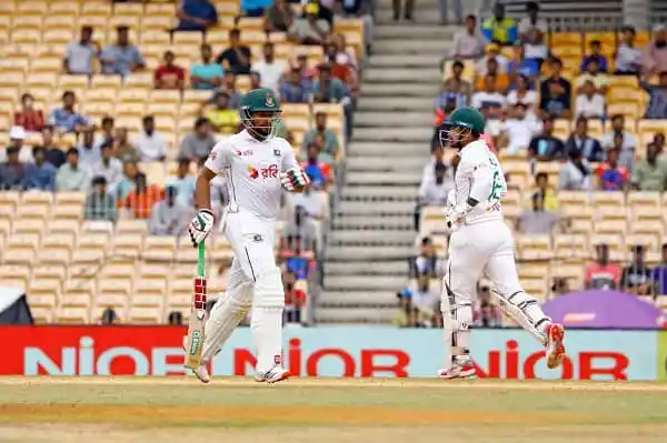 বাংলাদেশ ক্রিকেটাররা মাঠে জোড়া জোড়া উদযাপন করছে. Channel i News - চ্যানেল আই নিউজ