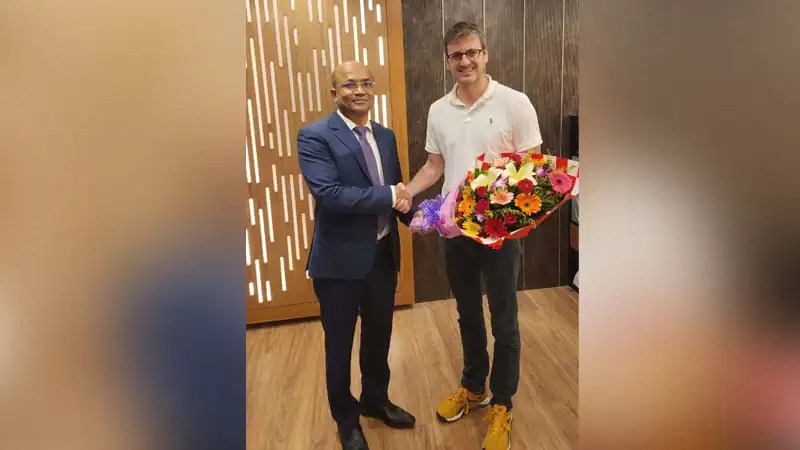 ঢাকায় মার্কিন প্রতিনিধি দলের স্বাগত জানানো হচ্ছে. Channel i News - চ্যানেল আই নিউজ