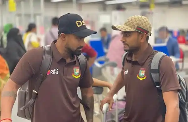 বাংলাদেশ ক্রিকেটার শান্ত ও মুশফিক বিমানবন্দরে পৌঁছেছেন. Channel i News - চ্যানেল আই নিউজ