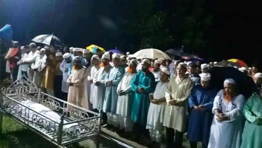 বাবা-মা’র পাশেই চিরনিদ্রায় শায়িত সাংবাদিক রুহুল আমিন গাজী. Channel i News - চ্যানেল আই নিউজ