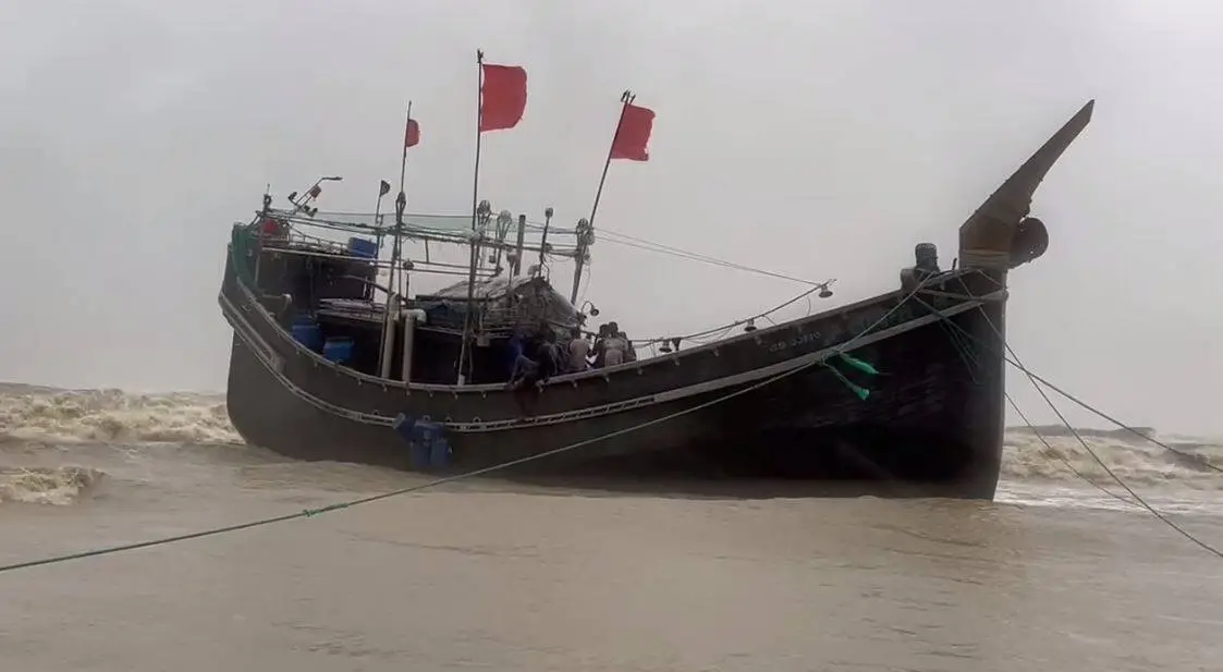 নিম্নচাপের কারণে কক্সবাজারে ডুবে গেছে ট্রলারগুলো. Channel i News - চ্যানেল আই নিউজ