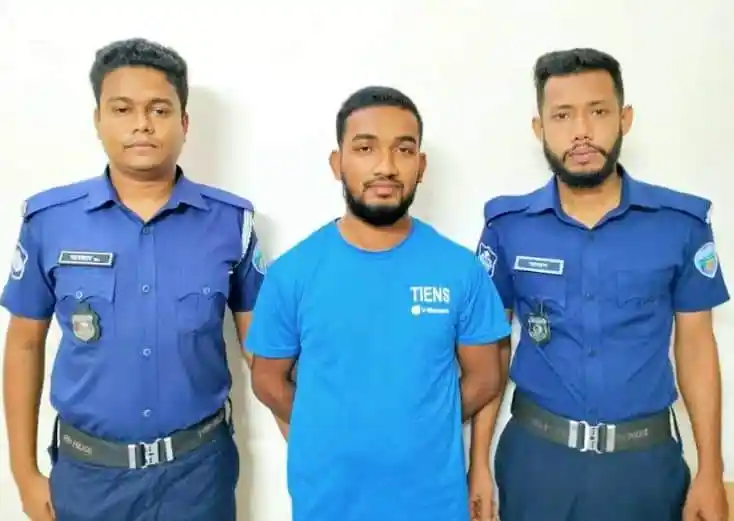 নাবালককে হেনস্তার ঘটনায় গ্রেপ্তার যুবক, পুলিশ সদস্যরা পাশে দাঁড়িয়ে. Channel i News - চ্যানেল আই নিউজ