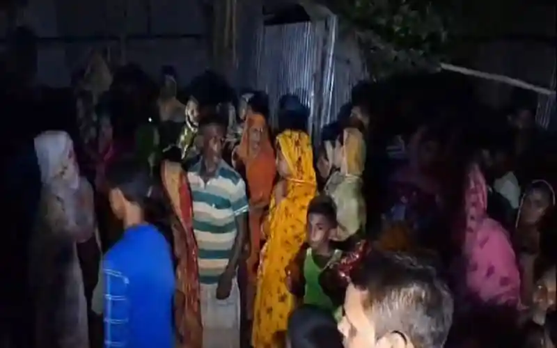 গাইবান্ধায় শিশু হত্যার ঘটনায় সৎ মা গ্রেপ্তার, পুলিশ ও স্থানীয়রা উপস্থিত. Channel i News - চ্যানেল আই নিউজ