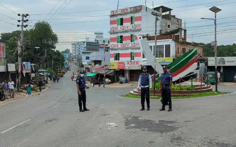 অবরোধের কারণে বন্ধ থাকা রাস্তায় পুলিশ সদস্যরা অবস্থান করছেন. Channel i News - চ্যানেল আই নিউজ