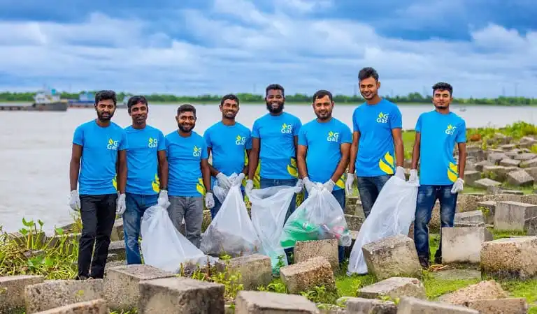 নদী দূষণমুক্ত করতে এনার্জিপ্যাকের স্বেচ্ছাসেবকরা নদীর পাড়ে পরিচ্ছন্নতা অভিযান চালাচ্ছে. Channel i News - চ্যানেল আই নিউজ