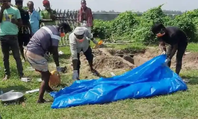 ময়না তদন্তের জন্য মরদেহ উত্তোলন, পুলিশ ও স্বজনরা উপস্থিত. Channel i News - চ্যানেল আই নিউজ