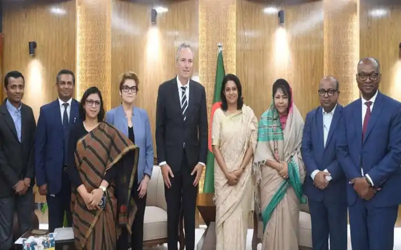 বিশ্বব্যাংকের প্রতিনিধিরা বাংলাদেশের ক্লিন এয়ার প্রকল্পের জন্য ঋণ চুক্তি স্বাক্ষর করছেন. Channel i News - চ্যানেল আই নিউজ