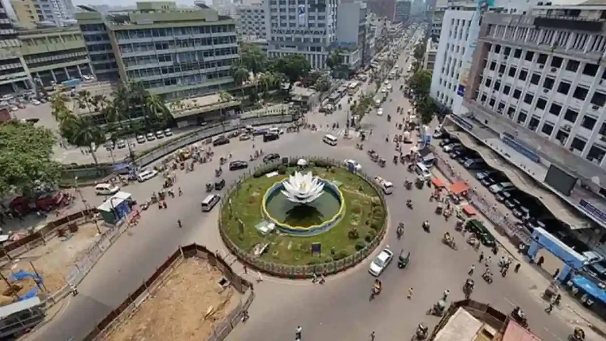 রাজধানীর কেন্দ্রস্থলে ফুলের জলাশয় ও চারপাশের ব্যস্ত রাস্তা. Channel i News - চ্যানেল আই নিউজ