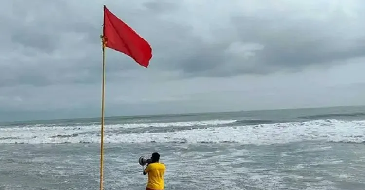 সমুদ্রের তীরে লাল সতর্ক সংকেত পতাকা উড়ছে, ঝড়ো আবহাওয়া চলছে. Channel i News - চ্যানেল আই নিউজ