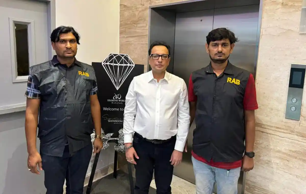 ডায়মন্ড ওয়ার্ল্ডের এমডি দিলীপ আগারওয়ালা গ্রেপ্তার, ছবি তে তিন ব্যক্তি দাঁড়িয়ে আছেন।. Channel i News - চ্যানেল আই নিউজ