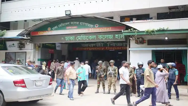 ঢামেক হাসপাতালের বহির্বিভাগে রোগী ও পুলিশ সদস্যরা উপস্থিত. Channel i News - চ্যানেল আই নিউজ