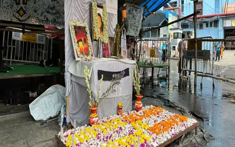 শ্রদ্ধাঞ্জলি ও ফুলের অর্ঘ্য দিয়ে শ্রদ্ধা নিবেদন. Channel i News - চ্যানেল আই নিউজ