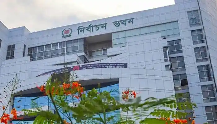 নির্বাচন ভবনের সামনে গাছের পাতা ও ফুল. Channel i News - চ্যানেল আই নিউজ