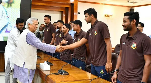 প্রধান উপদেষ্টা শান্তদের সাথে সাক্ষাৎ করছেন, যুবকদের সাথে শুভেচ্ছা বিনিময়. Channel i News - চ্যানেল আই নিউজ