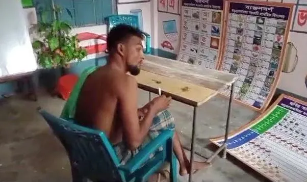 শিক্ষা প্রতিষ্ঠানে দপ্তরির গাঁজা সেবনের ভিডিও ভাইরাল. Channel i News - চ্যানেল আই নিউজ