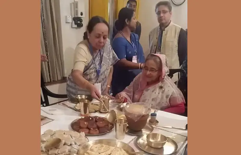 শেখ হাসিনা ও পরিবারের সদস্যরা একসঙ্গে খাবার খাচ্ছেন. Channel i News - চ্যানেল আই নিউজ