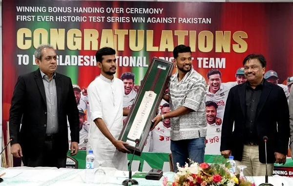 ক্রিকেটাররা বোনাস গ্রহণের সময় বন্যা দুর্গতদের জন্য সহায়তা ঘোষণা. Channel i News - চ্যানেল আই নিউজ