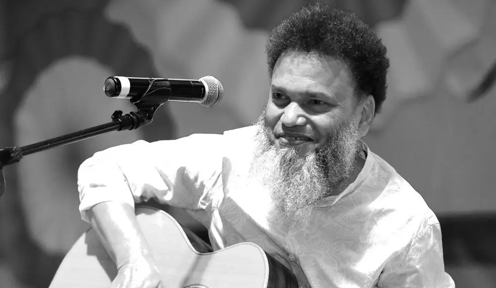 প্রতিবাদী গায়ক হায়দার হোসেন গিটার নিয়ে পারফর্ম করছেন. Channel i News - চ্যানেল আই নিউজ