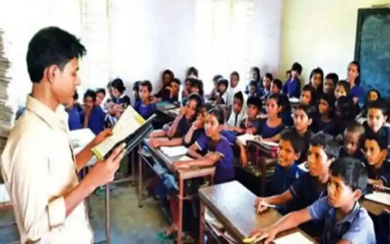বাংলাদেশের প্রাথমিক বিদ্যালয়ে শিক্ষার্থীদের ক্লাসের ছবি. Channel i News - চ্যানেল আই নিউজ