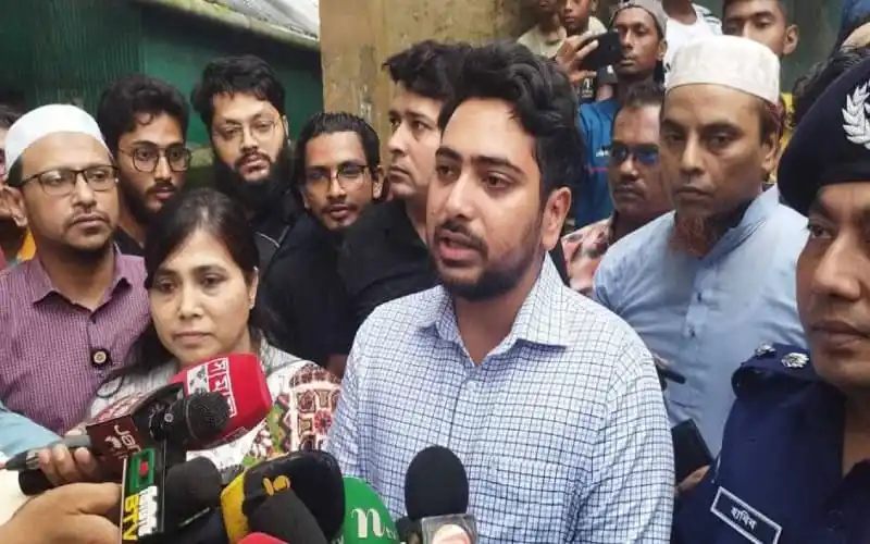 উপদেষ্টা নাহিদ পার্বত্য চট্টগ্রামে ইন্টারনেট বন্ধ না হওয়ার বিষয়টি ব্যাখ্যা করছেন. Channel i News - চ্যানেল আই নিউজ