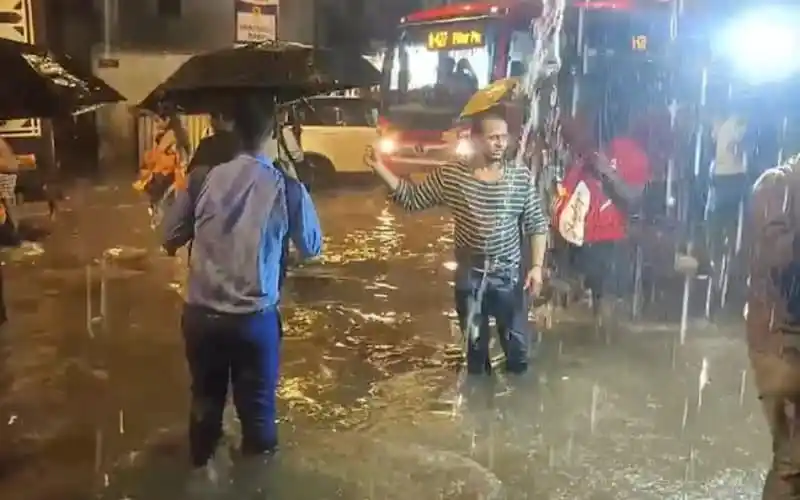 মুম্বাইয়ে ভারী বৃষ্টিতে জলাবদ্ধতা ও পথচারীদের দৃশ্য. Channel i News - চ্যানেল আই নিউজ