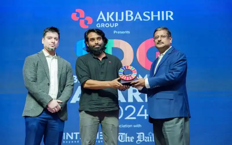 বিকাশের প্রতিনিধিরা এসডিজি ব্র্যান্ড চ্যাম্পিয়ন অ্যাওয়ার্ড গ্রহণ করছেন. Channel i News - চ্যানেল আই নিউজ