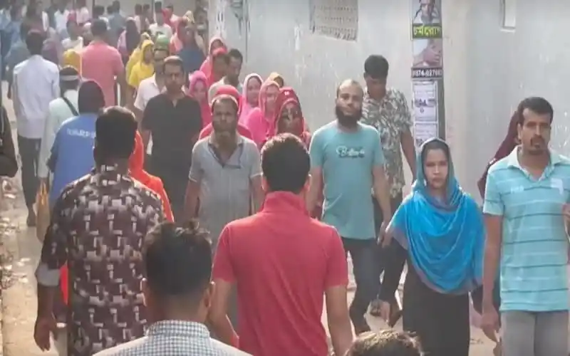 খুলে গেছে পোশাক কারখানা, কর্মীরা কাজে ফিরছে. Channel i News - চ্যানেল আই নিউজ