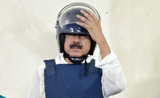 সাবেক মন্ত্রী শাজাহান খান রিমান্ডে, হেলমেট পরিহিত অবস্থায়. Channel i News - চ্যানেল আই নিউজ