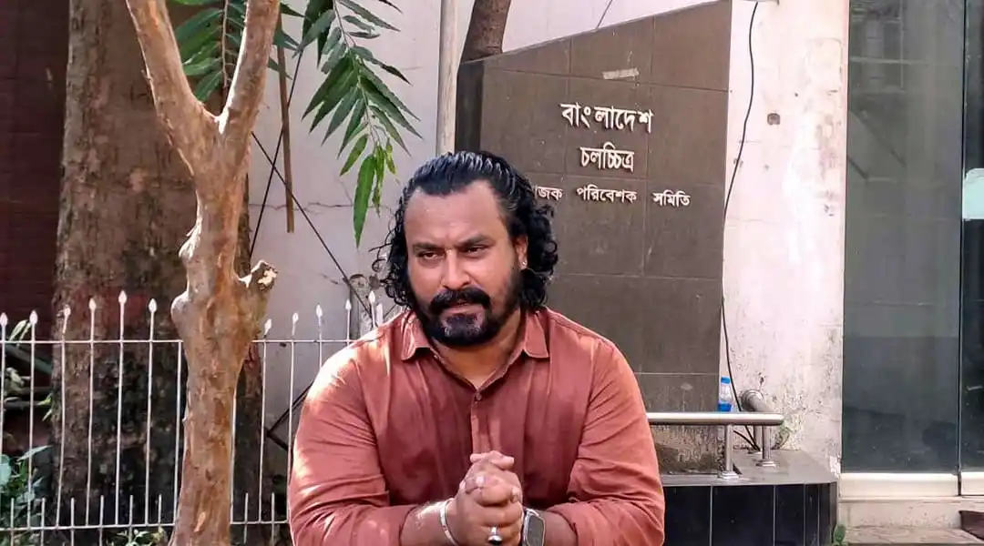 বাংলাদেশের একজন রাজনীতিবিদ চেয়ারম্যানের সামনে দাঁড়িয়ে. Channel i News - চ্যানেল আই নিউজ