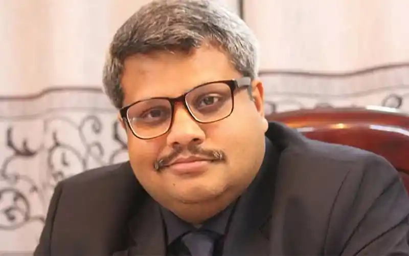 সাহেদ জামিনে মুক্তি পেয়ে ছবি তোলার সময় হাসছেন. Channel i News - চ্যানেল আই নিউজ