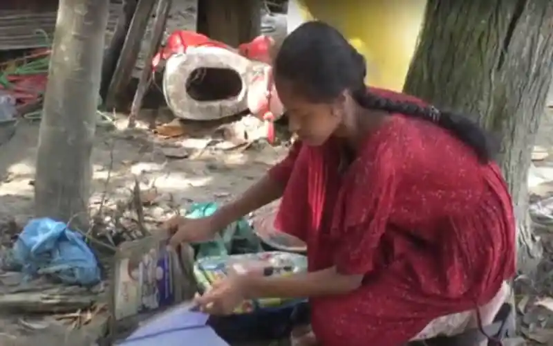 একজন দরিদ্র শিশু খাবার সংগ্রহ করছে. Channel i News - চ্যানেল আই নিউজ