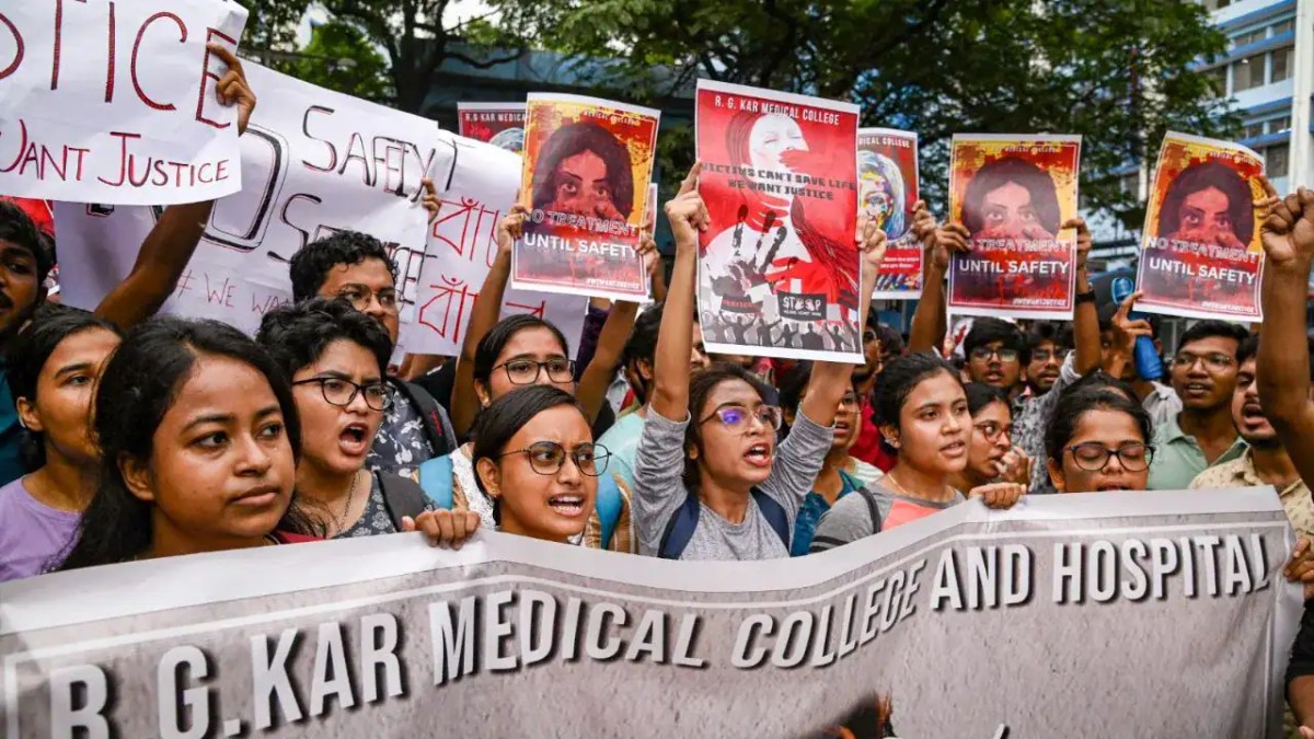 বাংলাদেশের শিক্ষার্থীরা ধর্ষণ ও হত্যাকাণ্ডের প্রতিবাদে মানববন্ধন করছে. Channel i News - চ্যানেল আই নিউজ