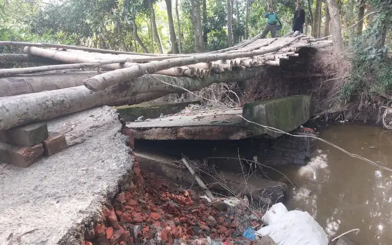 ফেনীতে বন্যার কারণে সেতু ভেঙে গেছে, যোগাযোগ বিচ্ছিন্ন. Channel i News - চ্যানেল আই নিউজ