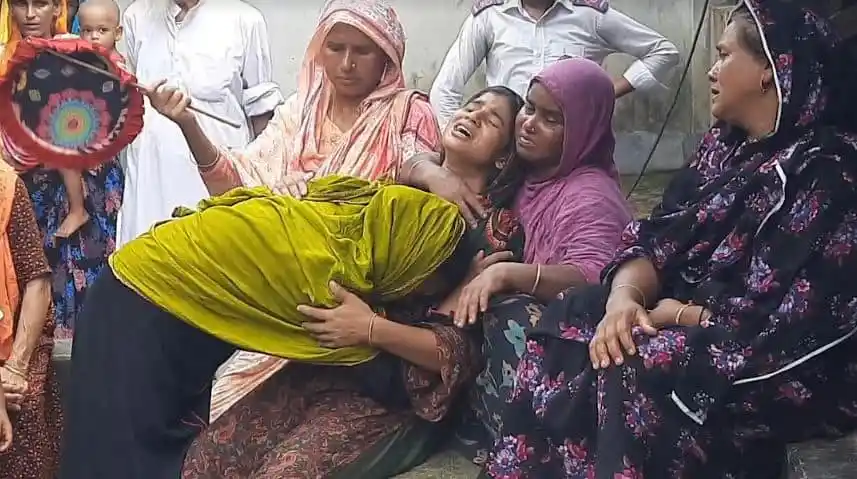 আহত নারী ও পরিবারের সদস্যরা হাসপাতালে চিকিৎসাধীন. Channel i News - চ্যানেল আই নিউজ