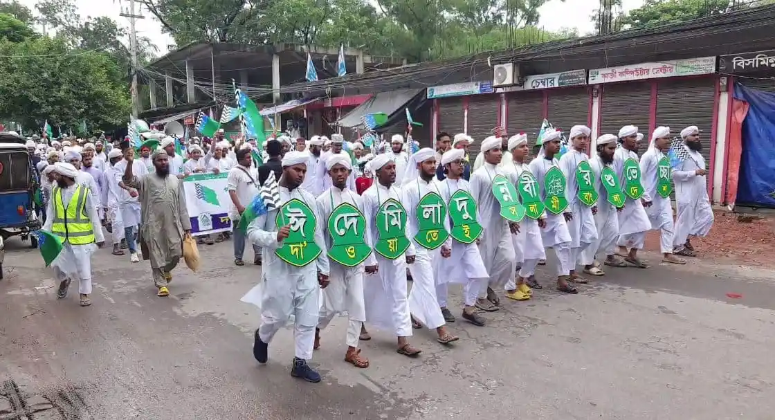 বাংলাদেশের বিভিন্ন এলাকা থেকে আসা মুসল্লিরা ঈদ-ই-মিলাদুন্নবী পালন ও মাজার ভাঙার প্রতিবাদে রাস্তায় নি. Channel i News - চ্যানেল আই নিউজ